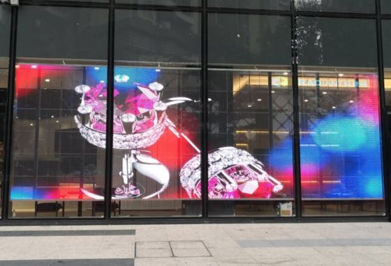 صفحه نمایش مشبک ال ای دی شفاف 220 وات / متر مربع صفحه نمایش پنجره شیشه ای در فضای باز 5000 نیت 7.8 میلی متر