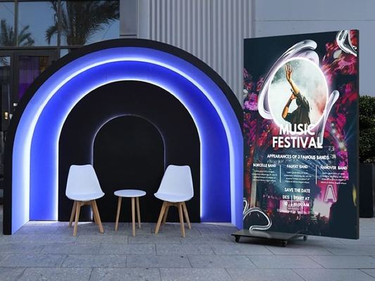 HD P1.86 دو طرفه پوستر LED نمایش رنگارنگ چند منظوره تبلیغاتی دیوار ویدیویی